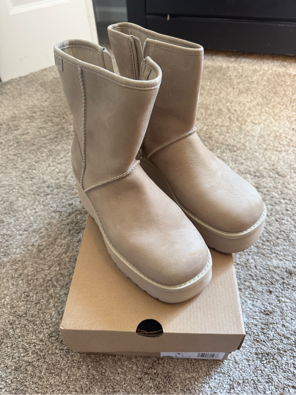 Cityfunc mid platform bootie UGG
Women’s Mid-Calf Platform Boot in Taupe